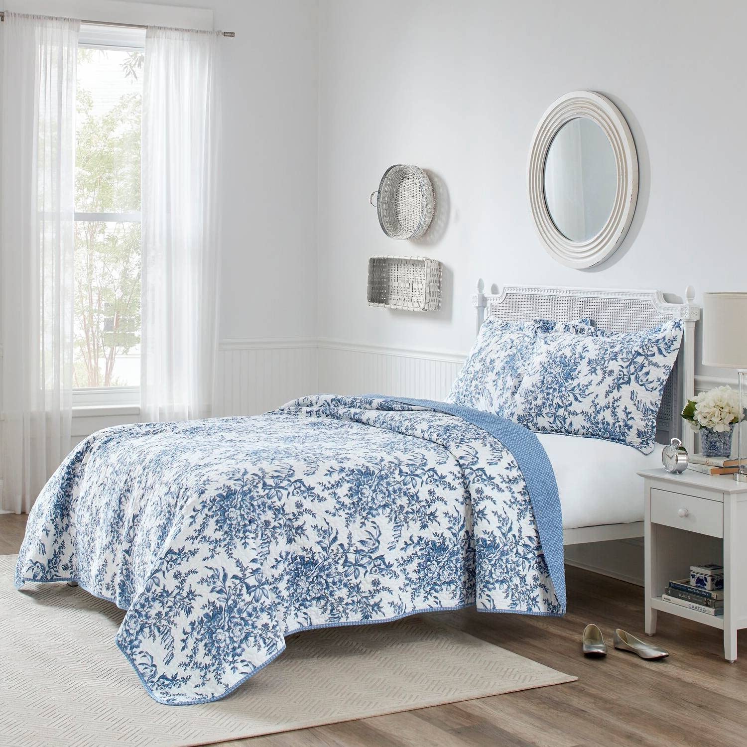 King 3-Pc Bed-in-a-Bag Blue White Floral Quilt Set